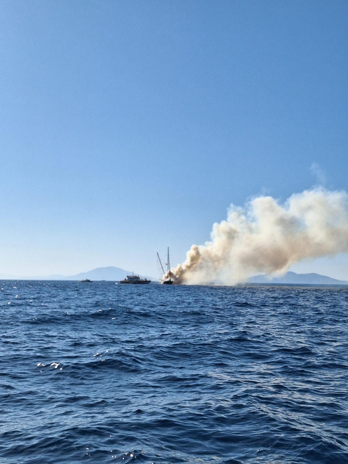 Bodrum’da Lüks Gulet Alev Alev Yandı 13 Kişi Son Anda Kurtarıldı (3)