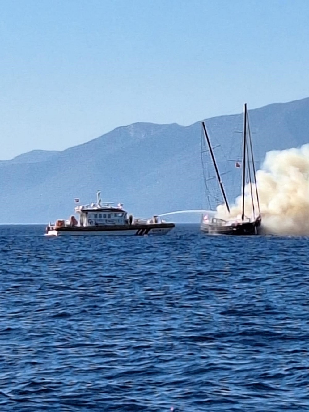 Bodrum’da Lüks Gulet Alev Alev Yandı 13 Kişi Son Anda Kurtarıldı (4)
