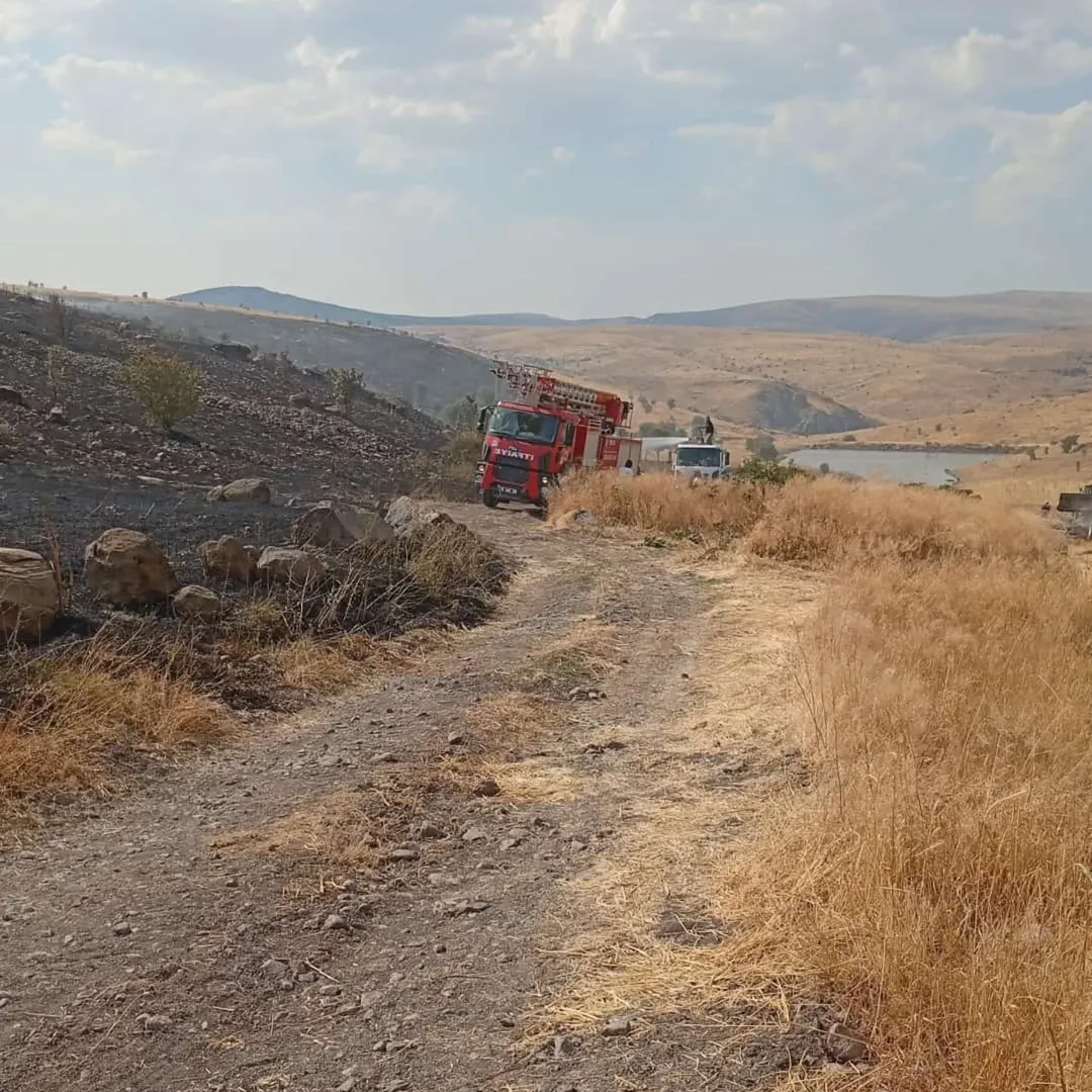 Çankırı Orta’da Korkutan Yangın! Belediye Ve Çevre Ekipleri Anında Müdahale Etti (1)