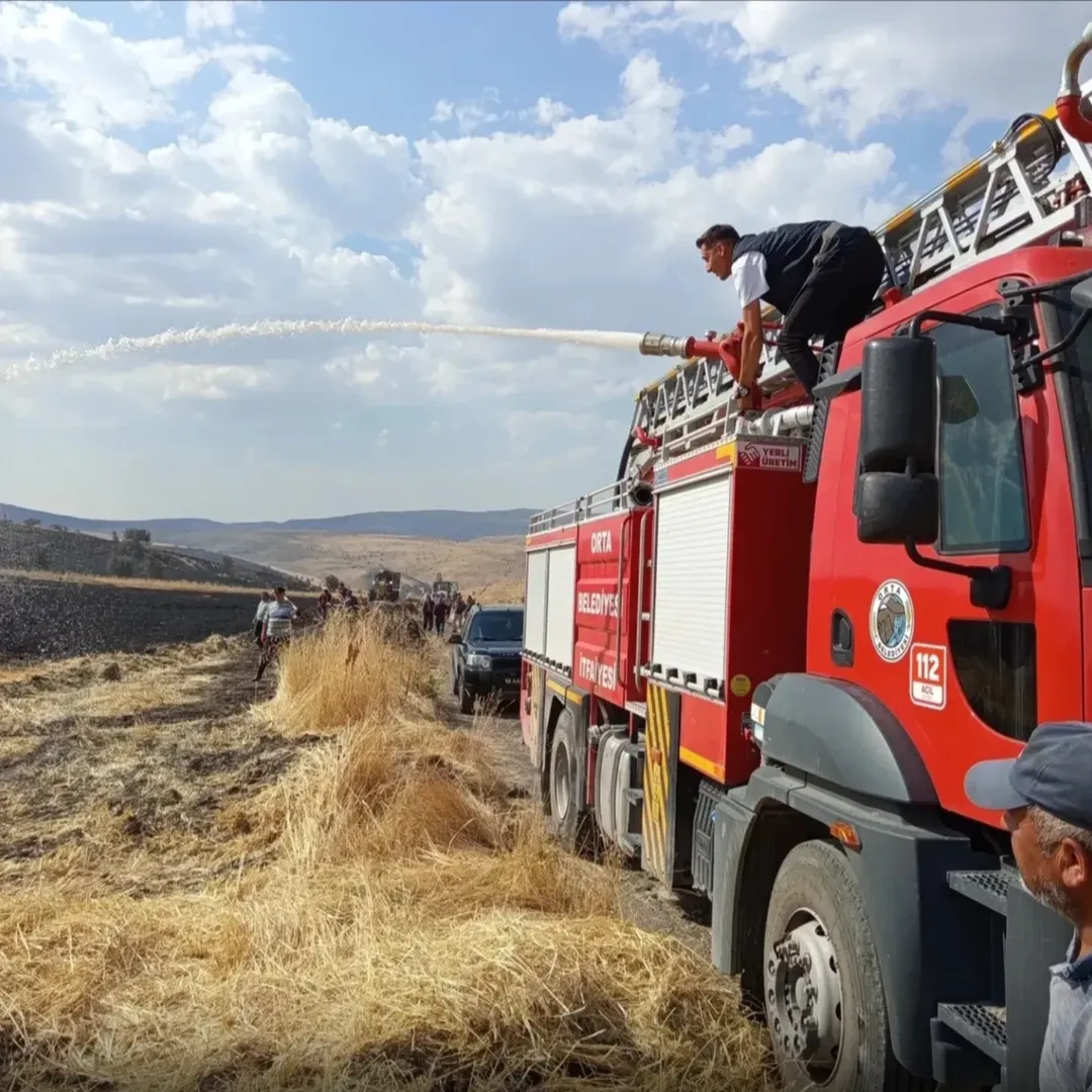 Çankırı Orta’da Korkutan Yangın! Belediye Ve Çevre Ekipleri Anında Müdahale Etti (3)