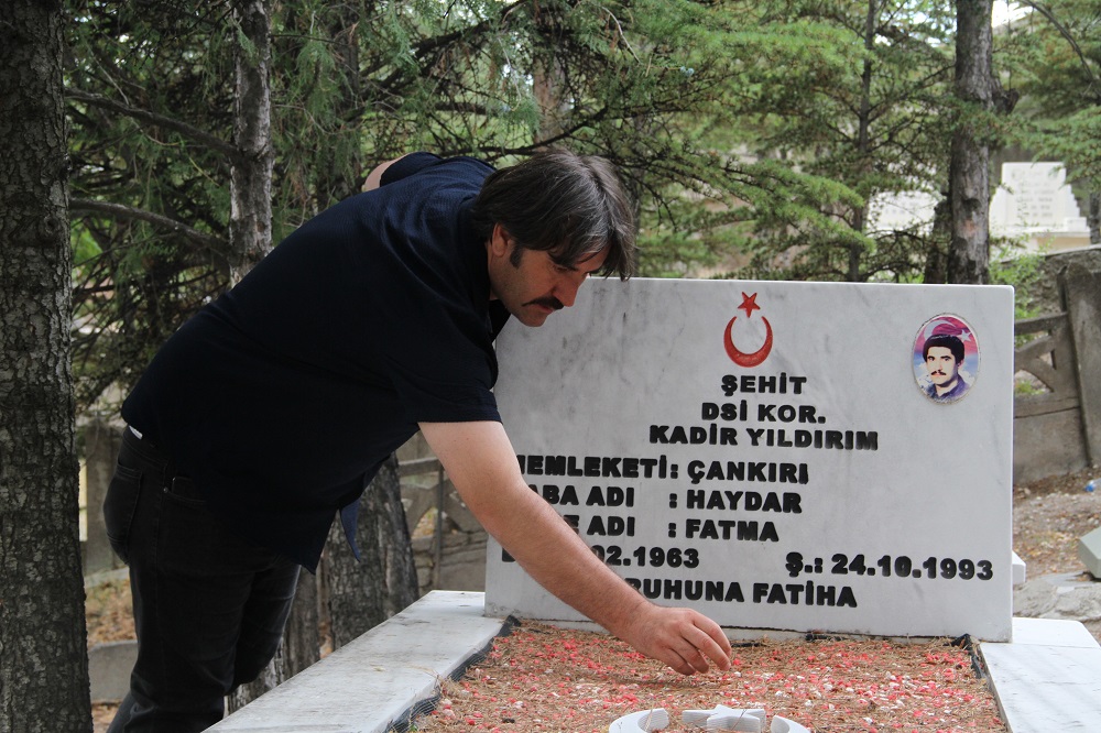 Çankırı’dan Yola Çıktı, Şehit Kabirlerini Onarıyor (1)