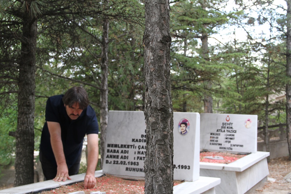 Çankırı’dan Yola Çıktı, Şehit Kabirlerini Onarıyor (4)