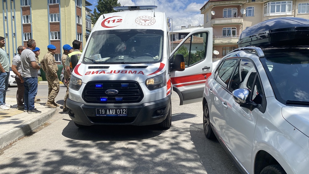 Çorum’da Otomobil Ile Elektrikli Bisiklet Çarpıştı 1 Çocuk Yaralı (3)