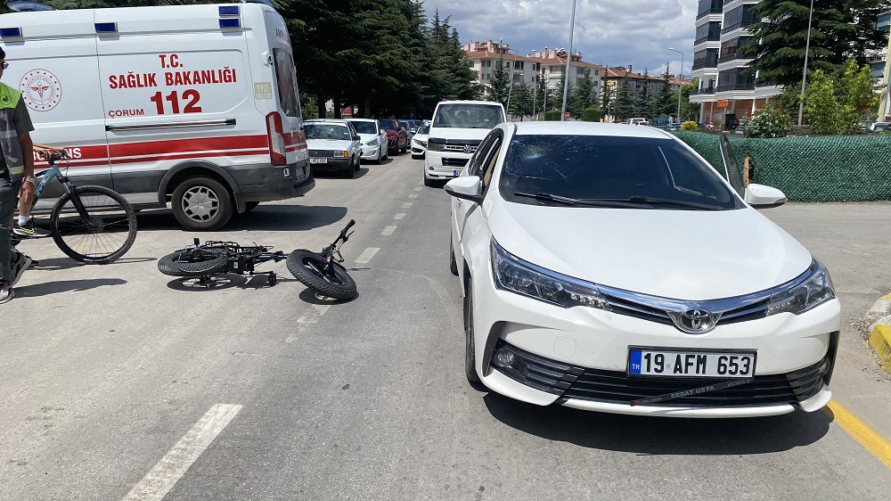Çorum’da Otomobil Ile Elektrikli Bisiklet Çarpıştı 1 Çocuk Yaralı (4)