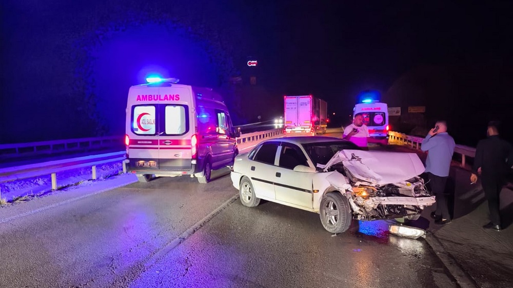 D 200 Karayolunda Kaza Yaralılar Hastaneye Kaldırıldı (1)