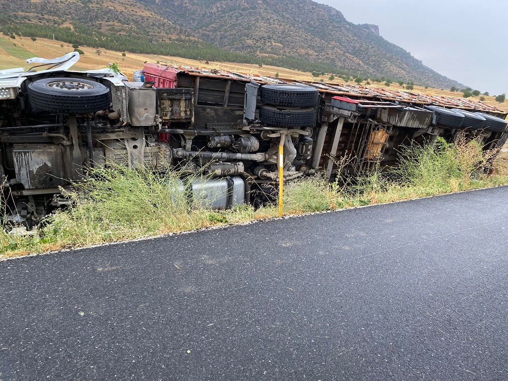 Denizli’de Yağış Kazayı Getirdi Tır Devrildi, Sürücü Hayatını Kaybetti (3)