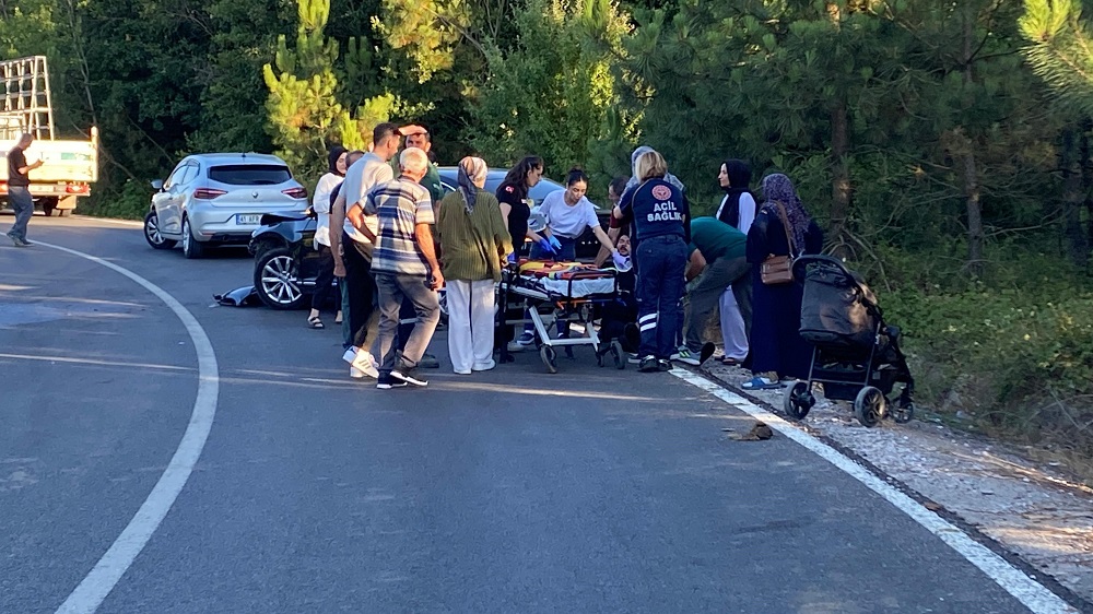 Derince’de İki Otomobil Çarpıştı 1 Yaralı (1)