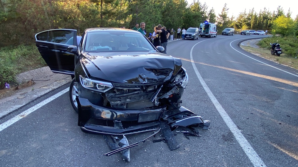 Derince’de İki Otomobil Çarpıştı 1 Yaralı (2)