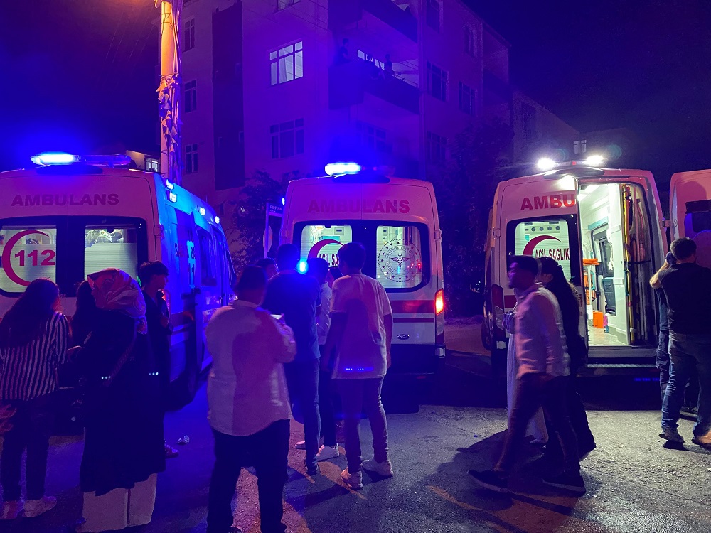 Düğün Salonunda Asansör Yangını 4 Kişi Hastaneye Kaldırıldı (2)