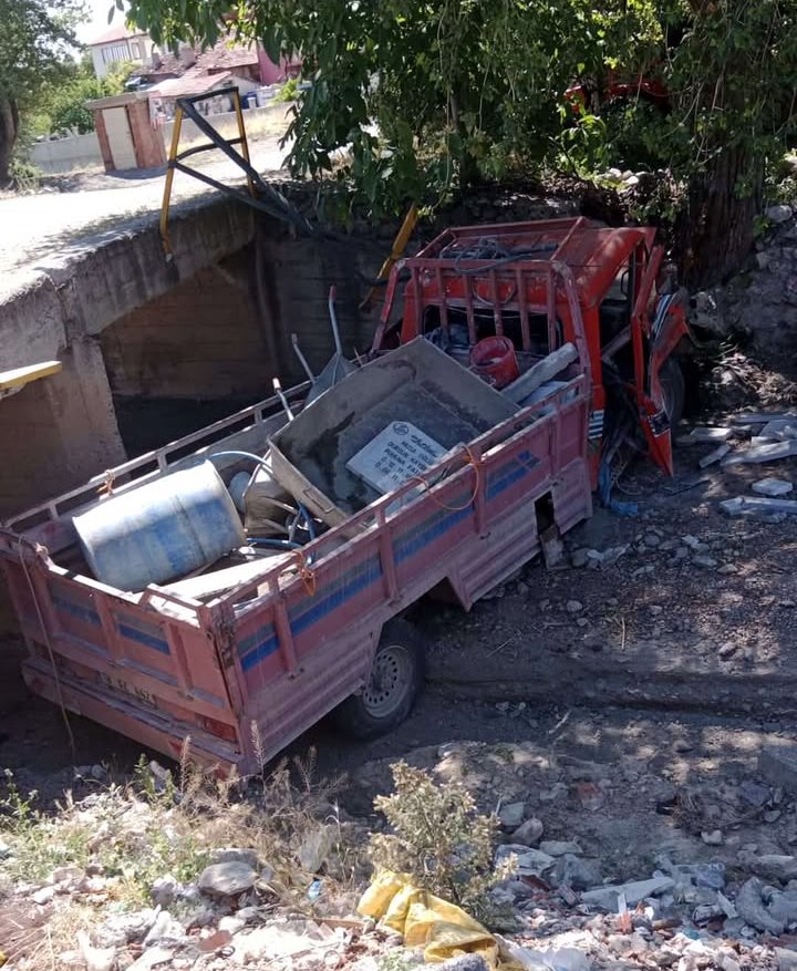 Elmacı Köyü’nde Mezarcı Aracı Kaza Yaptı Fren Boşaldı İddiası