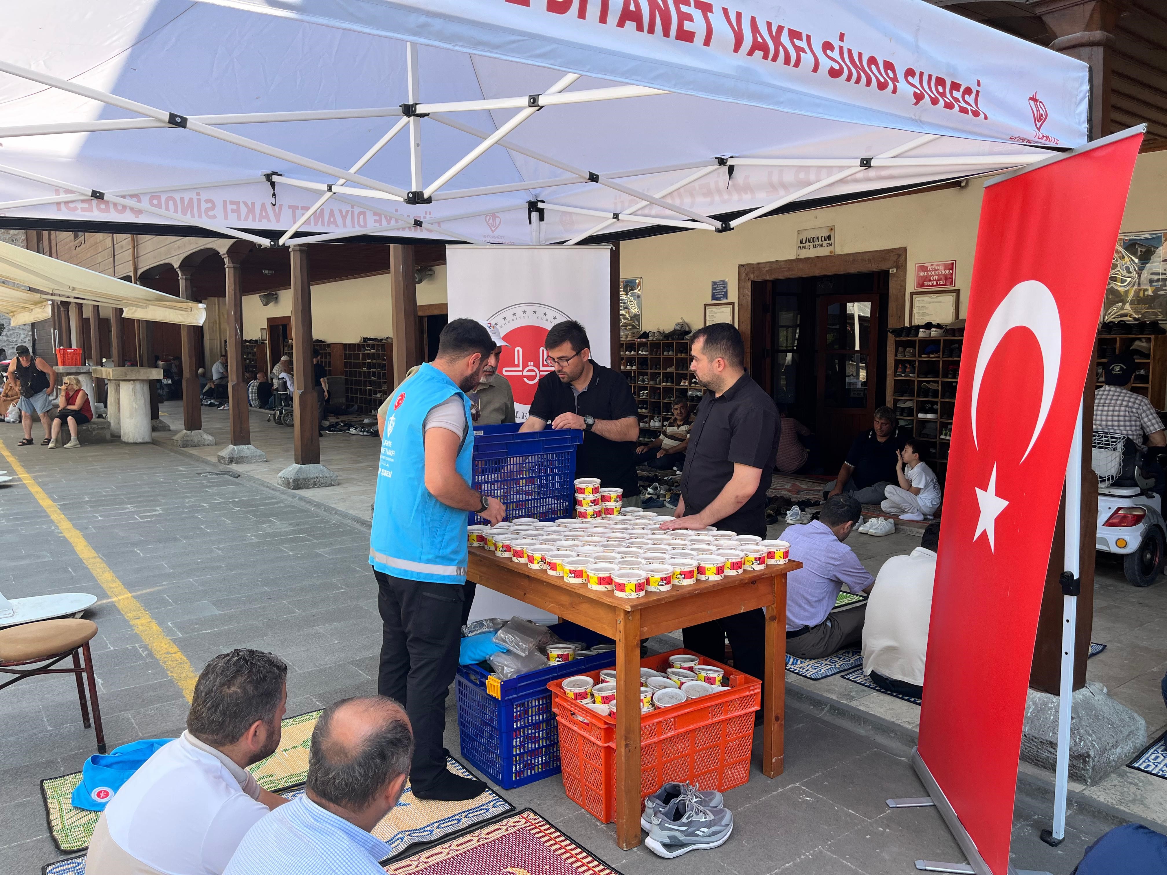 Geleneksel Tat, Manevi Buluşma Sinop’ta Aşure Dağıtımı Yoğun İlgi Gördü