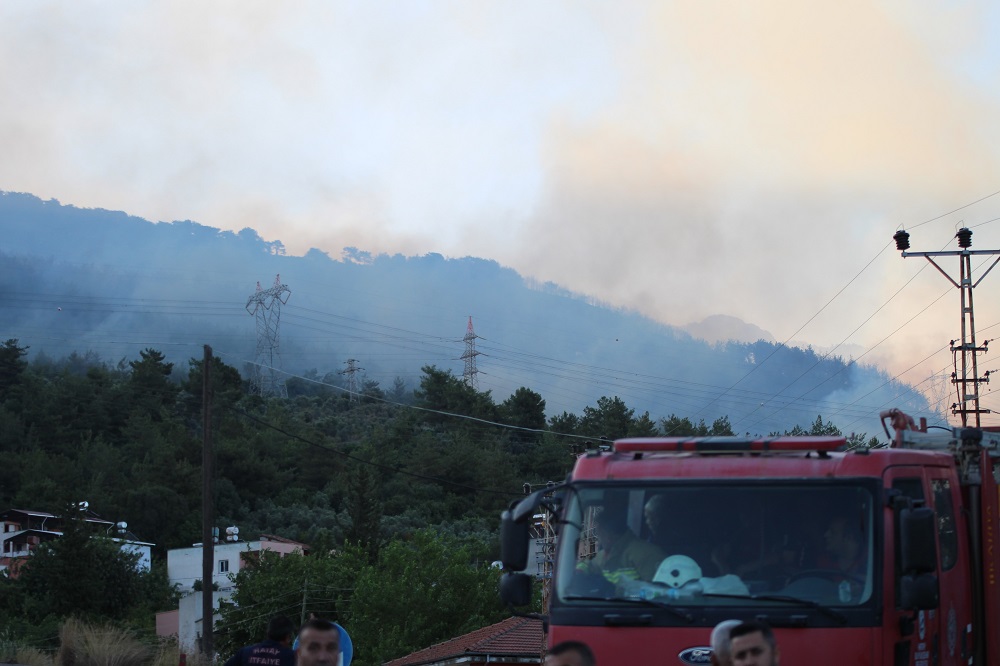 Hatay Dörtyol’da Orman Yangını Havadan Müdahale Yeniden Başladı (3)