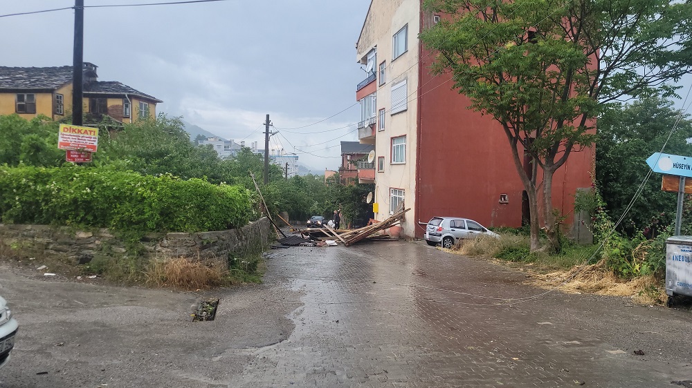 İnebolu'da Hortum Ve Fırtına Felaketi Çatılar Uçtu, Elektrik Telleri Koptu (1)