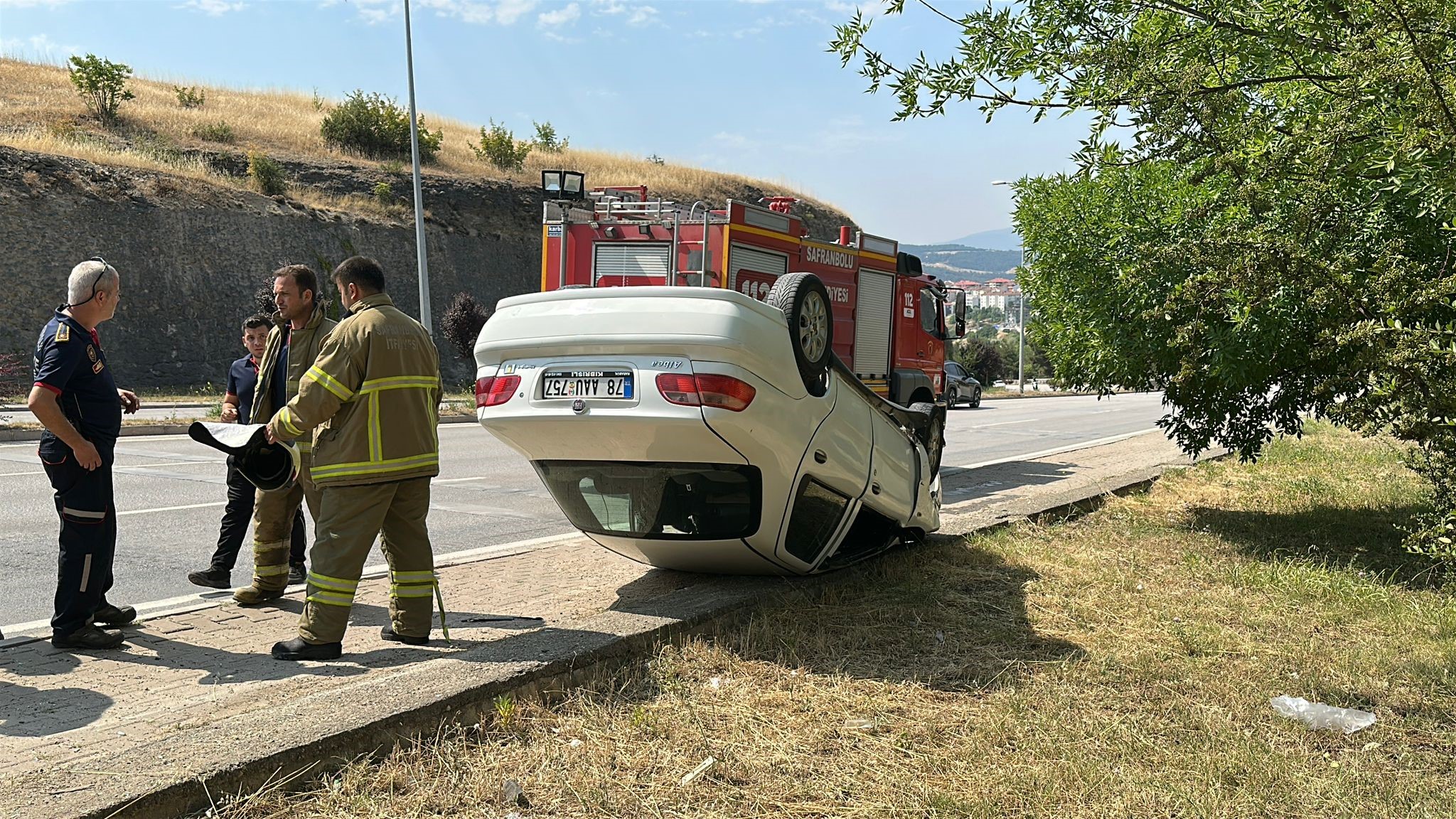 Karabük Yolunda Korkutan Anlar Araç Kaldırıma Çıktı, Sürücü Yaralandı