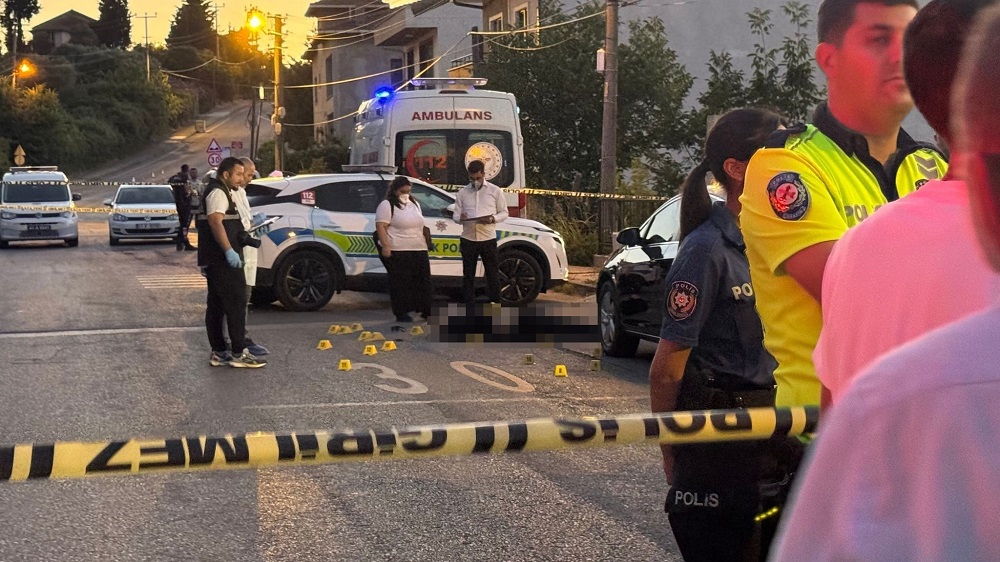 Karamürsel’de Kanlı Hesaplaşma Baba Oğul Sokakta Vurularak Öldürüldü (5)