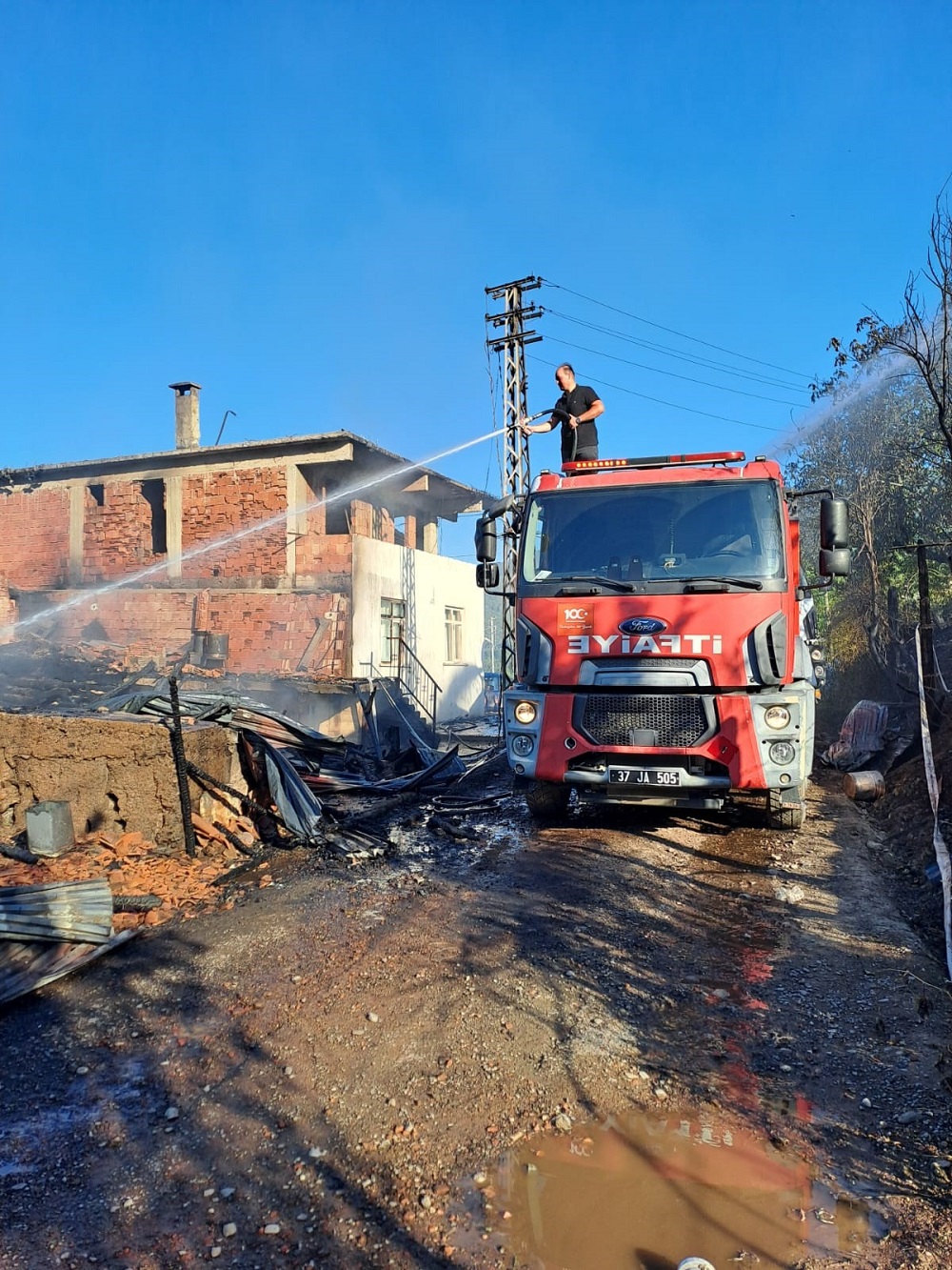 Kastamonu Cide'de Yangın Faciası Bir Ev Kül Oldu, Eşek Telef Old (1)