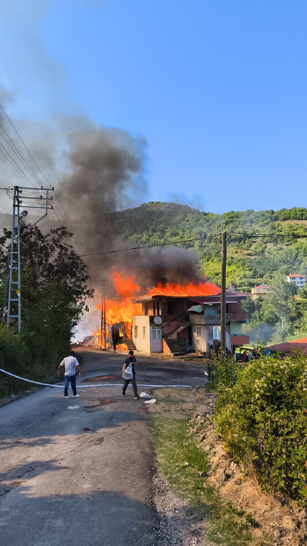 Kastamonu Cide'de Yangın Faciası Bir Ev Kül Oldu, Eşek Telef Old (2)
