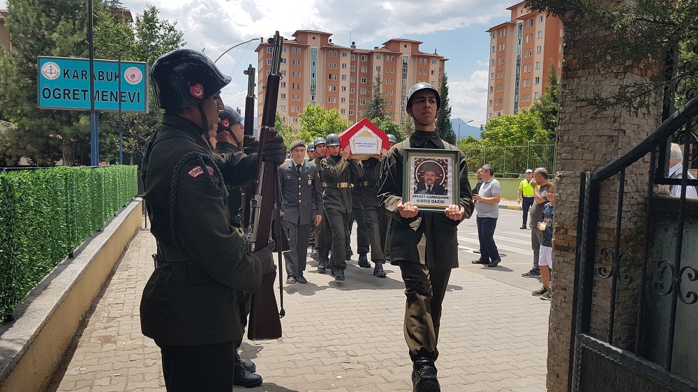 Kıbrıs Gazisi Hikmet Kapanşahin Gözyaşlarıyla Uğurlandı (1)