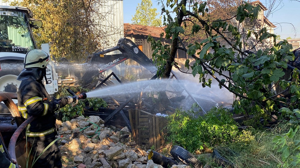 Kocaeli Başiskele'de Ahır Ve Samanlık Yangını Alevler Her Yeri Sardı! (2)