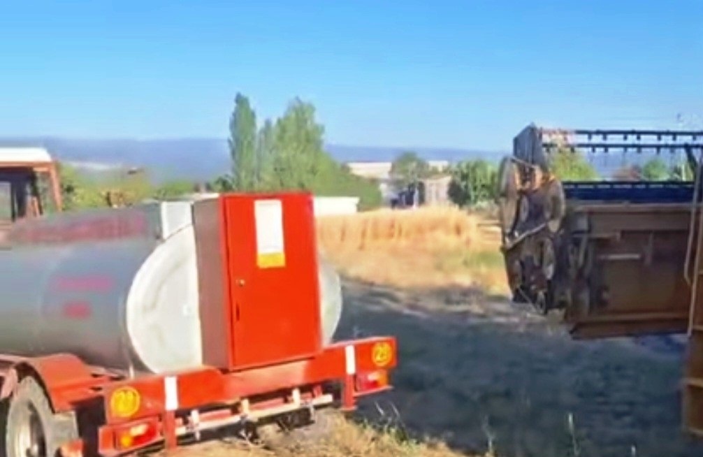 Kütahya Emet’te Biçerdöverde Yangın Muhtarlık Su Tankeriyle Müdahale Etti (3)