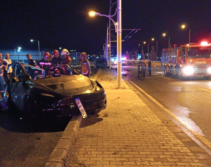 Malatya’da Tesla Kazası Araç Alev Aldı, 2 Kişi Hayatını Kaybetti (1)