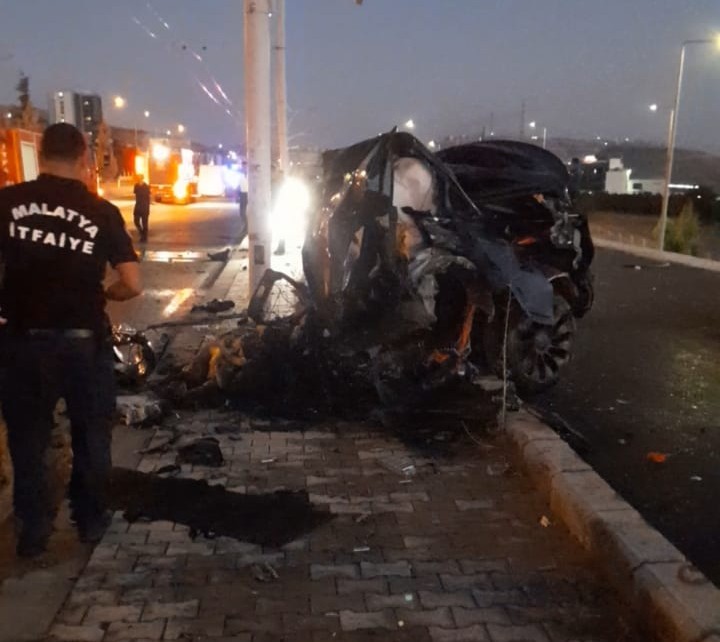 Malatya’da Tesla Kazası Araç Alev Aldı, 2 Kişi Hayatını Kaybetti (2)