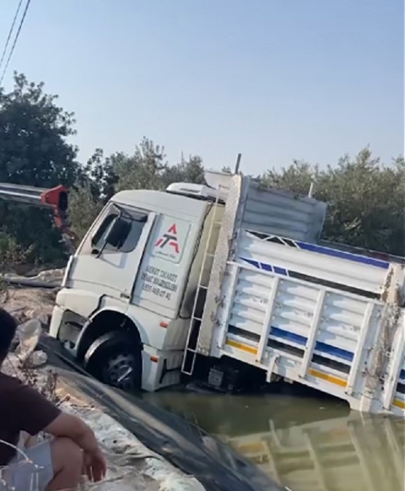 Mersin’de Freni Patlayan Kamyon Sulama Havuzuna Uçtu (2)