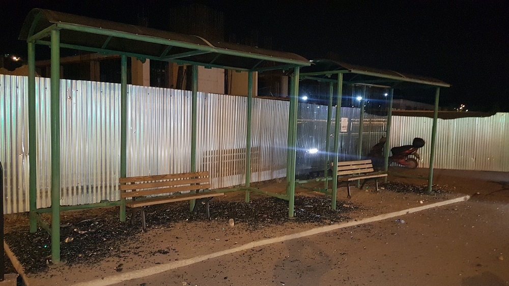 Otobüs Durağının Camlarını Taşla Kırdı, Kameraya Yakalandı (1)