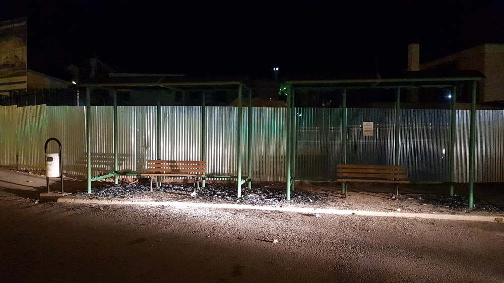 Otobüs Durağının Camlarını Taşla Kırdı, Kameraya Yakalandı (3)