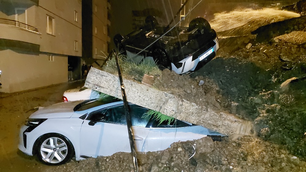 Samsun’da Sağanak Felaketi İstinat Duvarı Araçların Üzerine Çöktü (1)