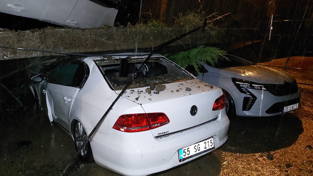 Samsun’da Sağanak Felaketi İstinat Duvarı Araçların Üzerine Çöktü (2)