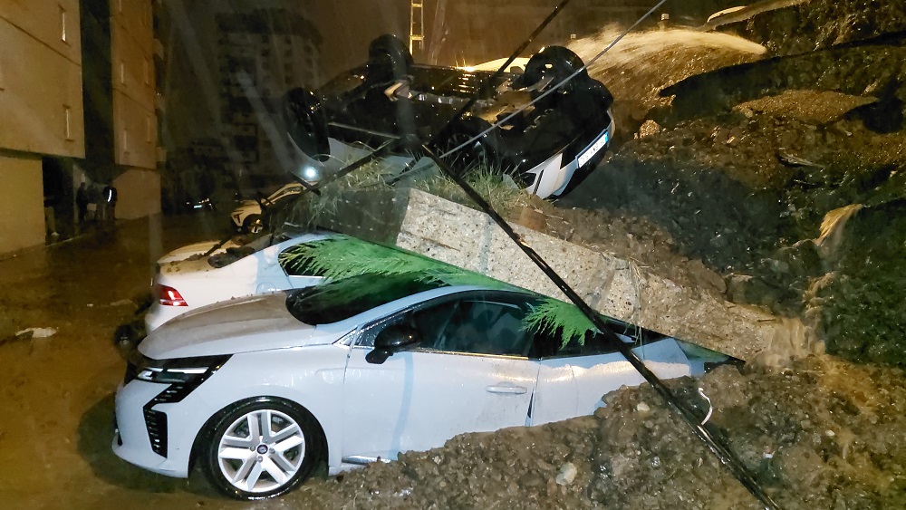 Samsun’da Sağanak Felaketi İstinat Duvarı Araçların Üzerine Çöktü (3)
