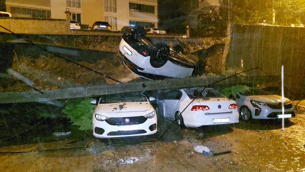 Samsun’da Sağanak Felaketi İstinat Duvarı Araçların Üzerine Çöktü (4)