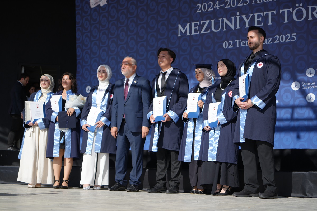 Samü'den Mezuniyet Coşkusu Üniversite Birincisi Yemenli Öğrenci Oldu!