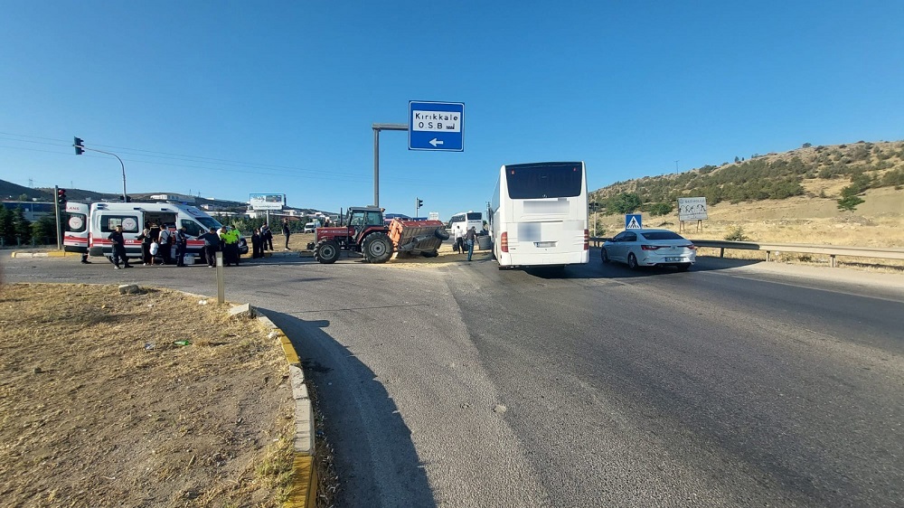 Şehirlerarası Yolda Kaza Yolcu Otobüsü Traktörle Çarpıştı (1)