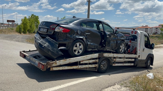Tır Otomobile Çarpıp Olay Yerinden Kaçtı Kısa Sürede Yakalandı