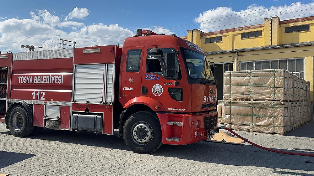 Tosya Sanayi Bölgesinde Çöp Yangını, Güneş Panellerine Sıçradı (1)