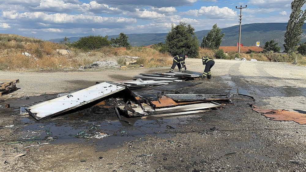 Tosya Sanayi Bölgesinde Çöp Yangını, Güneş Panellerine Sıçradı (2)