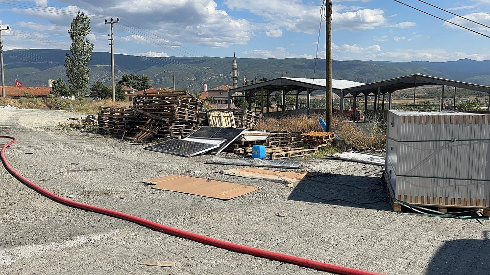 Tosya Sanayi Bölgesinde Çöp Yangını, Güneş Panellerine Sıçradı (3)