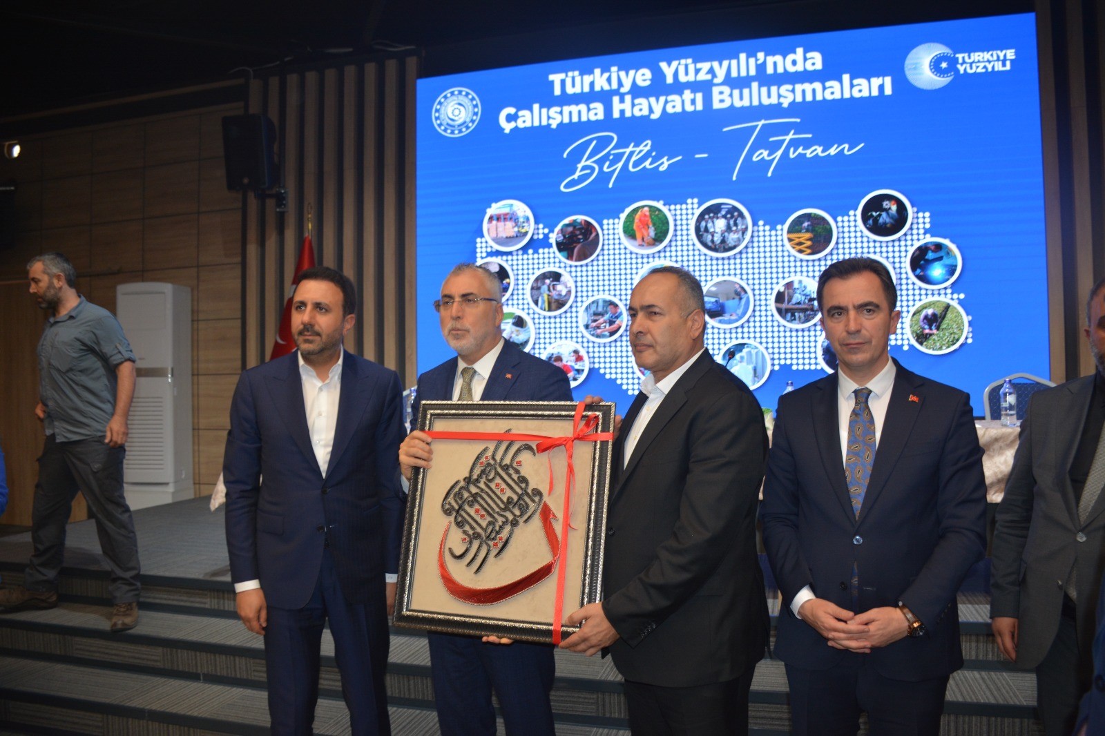 Vedat Işıkhan Bitlis’te Konuştu Ayrıştıkça Düşman Sevindi, Yan Yana Gelince Adalet Geldi (1)