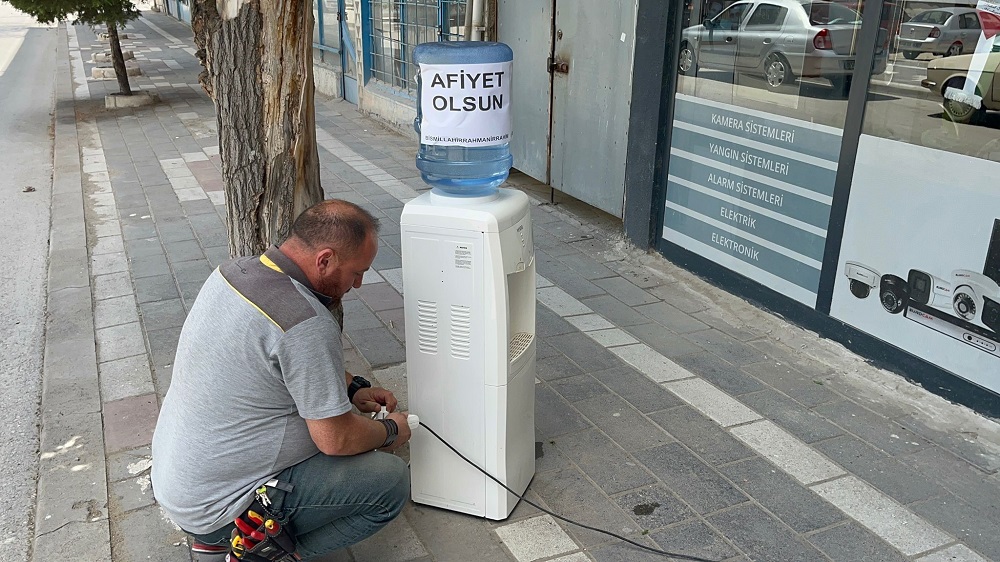 Yerköy’de Esnaftan Sıcaklarda Ücretsiz Soğuk Su İkramı (1)