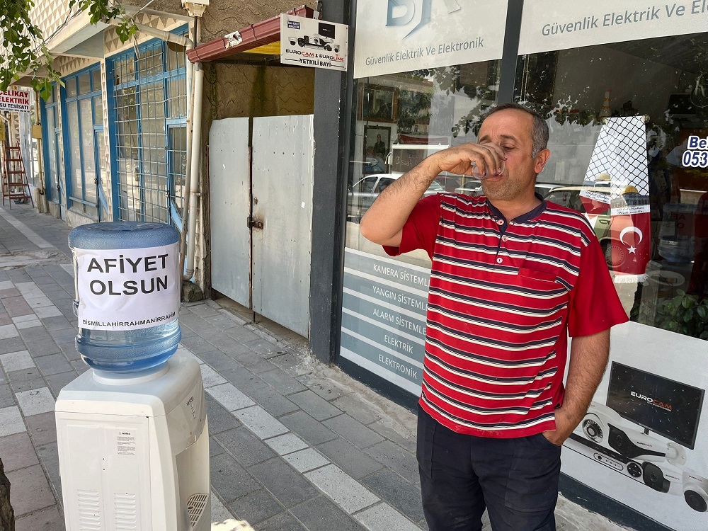 Yerköy’de Esnaftan Sıcaklarda Ücretsiz Soğuk Su İkramı (3)