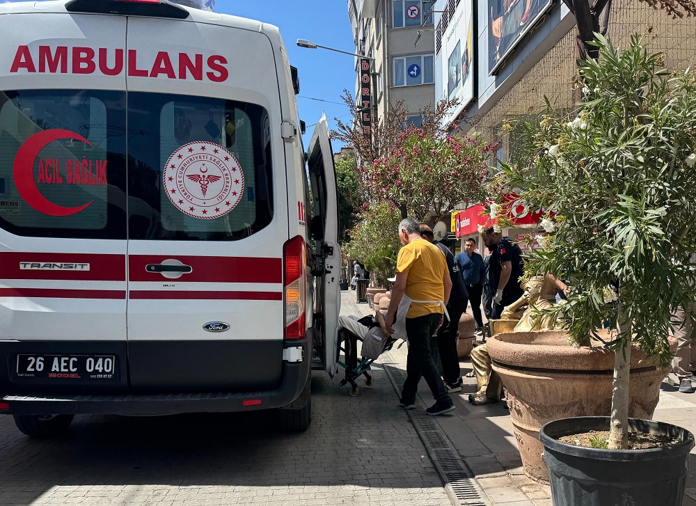 Yolda Yürürken Aniden Yere Yığıldı Eskişehir’de Korkutan Anlar (1)