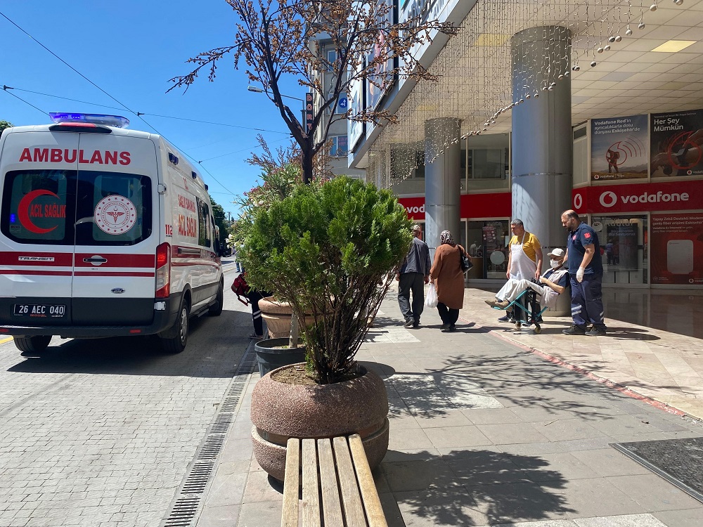 Yolda Yürürken Aniden Yere Yığıldı Eskişehir’de Korkutan Anlar (2)