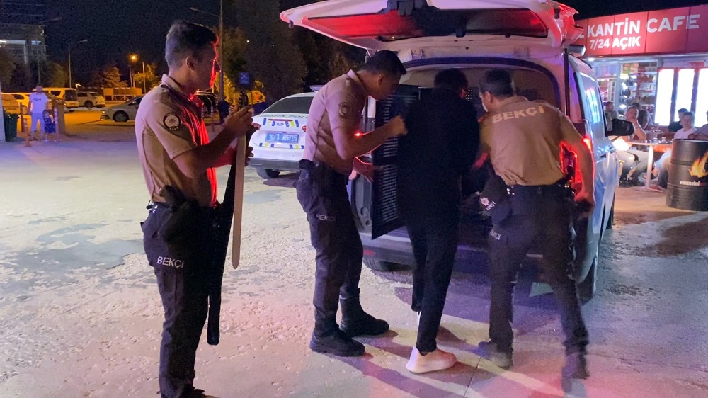 Gece Kartallarını Şaşırtan Kemer Kılıfından Bıçak Çıktı (3)