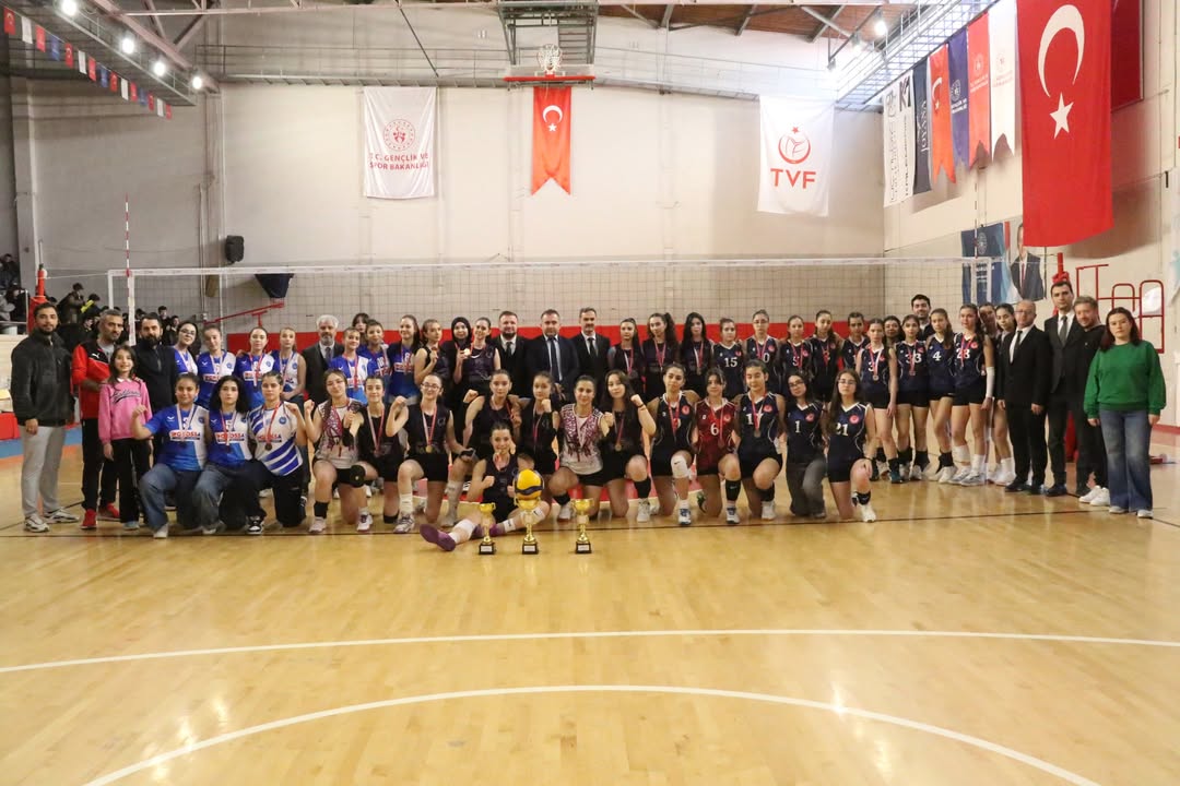 Çankırı’da Genç Kızlar Voleybol İl Birinciliği Tamamlandı Şampiyon Çankırı Lisesi (4)