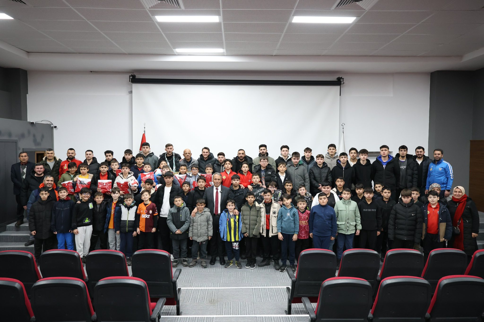 Başkan Hasan Sopacı’dan Spor Hamlesi 200 Gence Sportif Destek! (7)