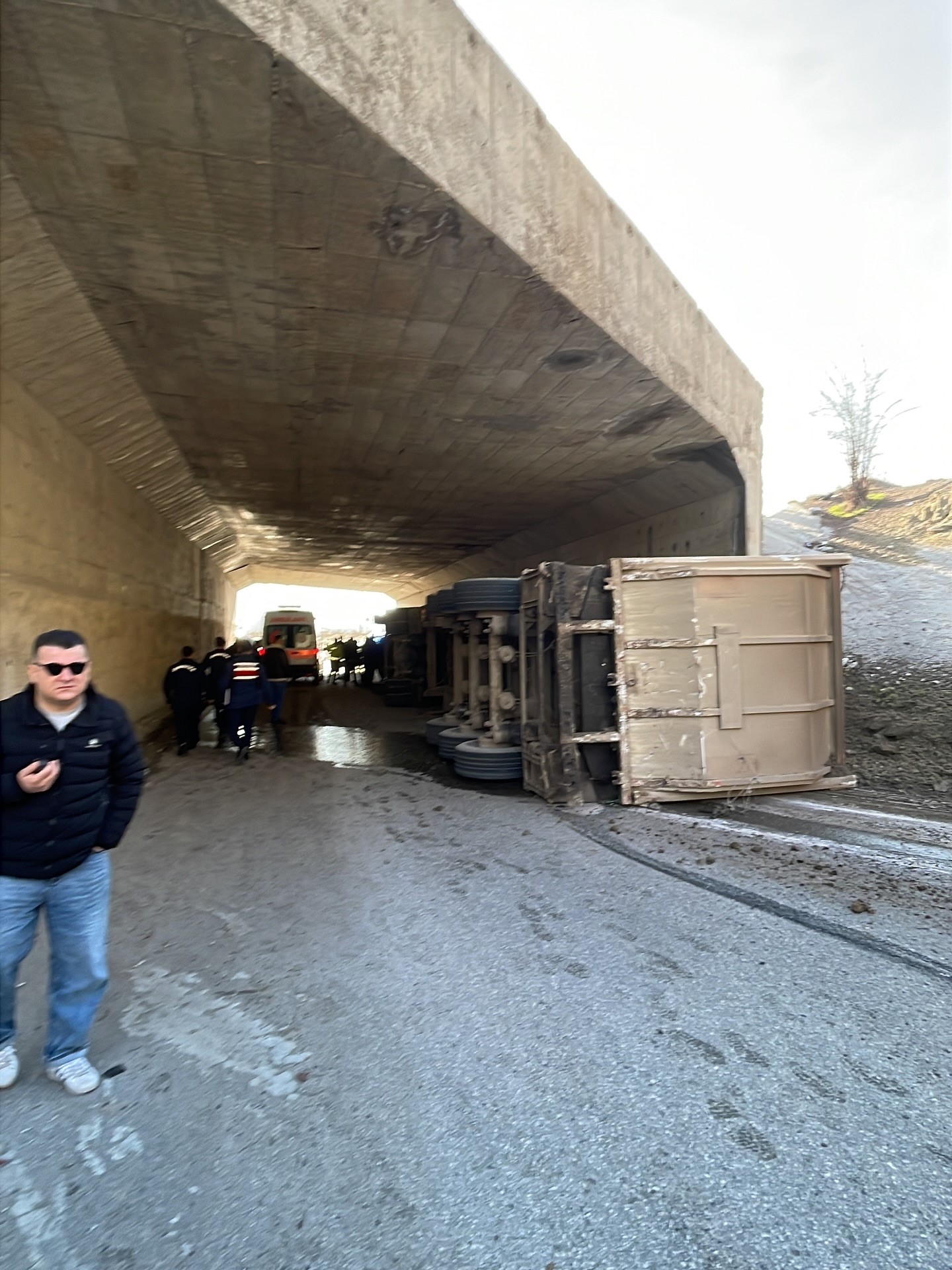 Çankırı’da Tır Devrildi Kazada 4 Kişi Yaralandı! (2)