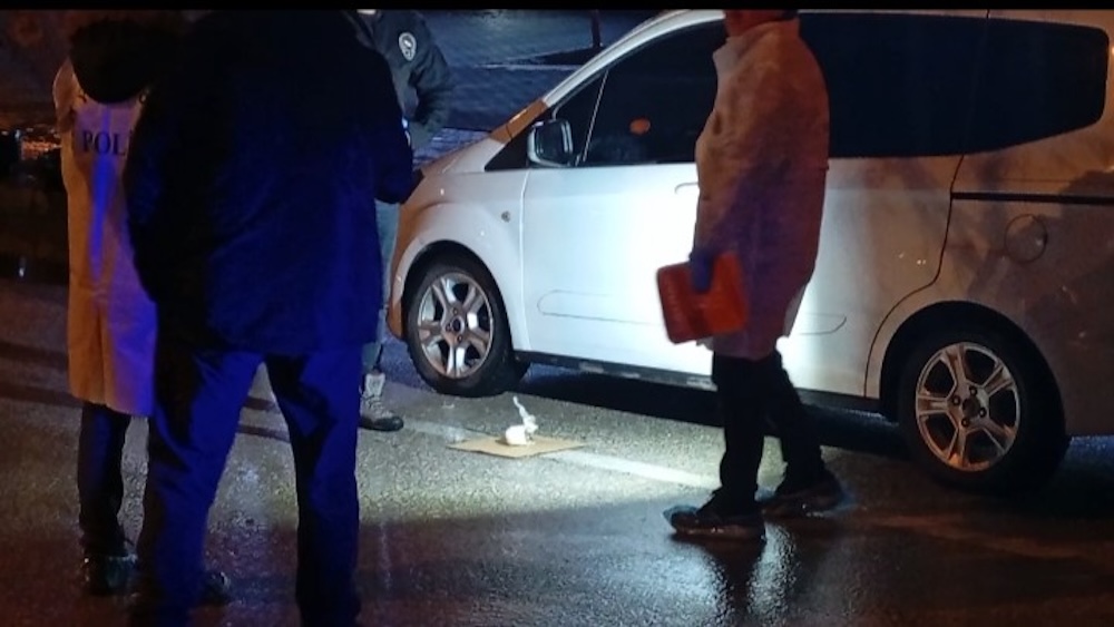 Nefes Kesen Kovalamaca! Otomobilden Silah Ve El Bombası Çıktı-1