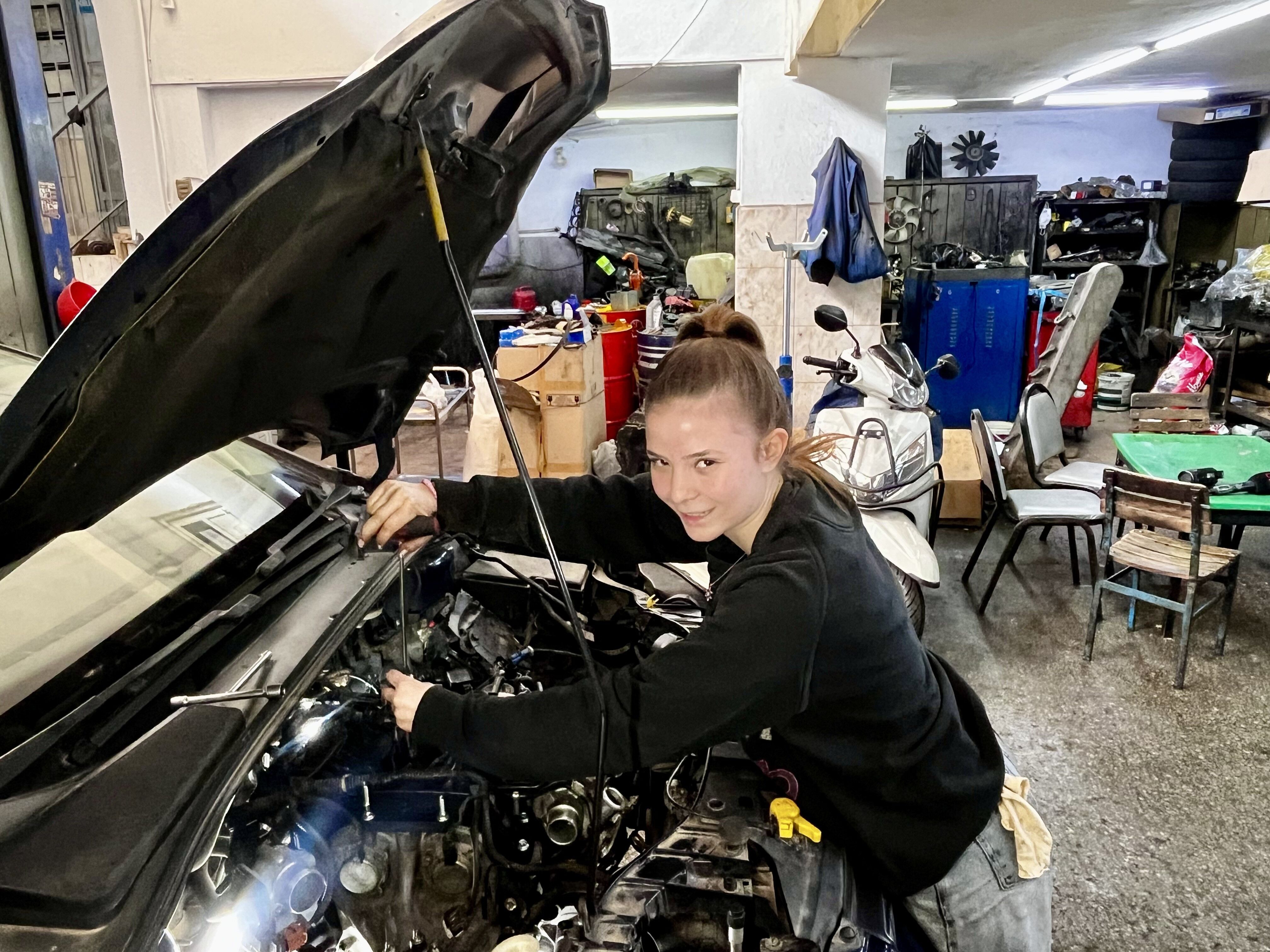 17 Yaşındaki Selen Sanayide Ustalara Taş Çıkarıyor (2)